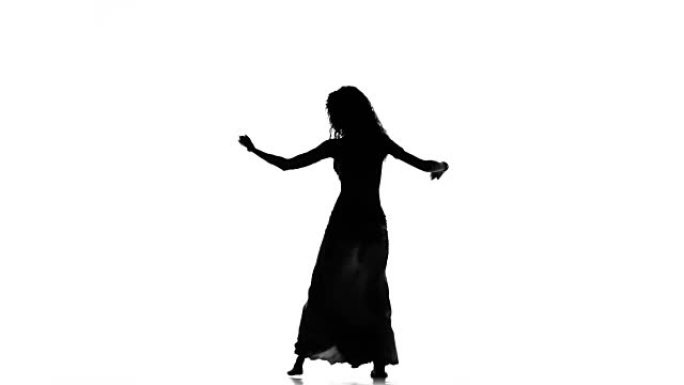 异国情调的肚皮舞者女人开始在白色上跳舞，剪影