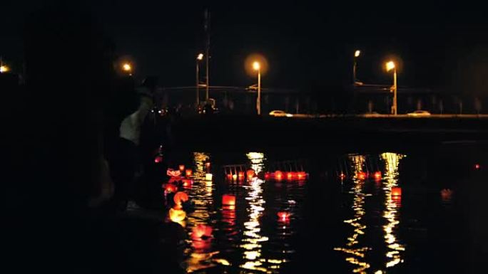 夜间河上的浮动照明灯笼节