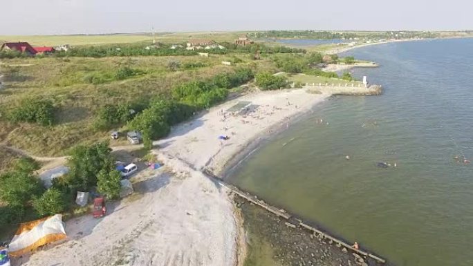 空中海滩和人们在水里游泳