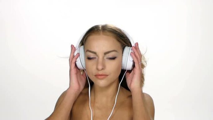 戴着耳机的美女听着音乐飘动