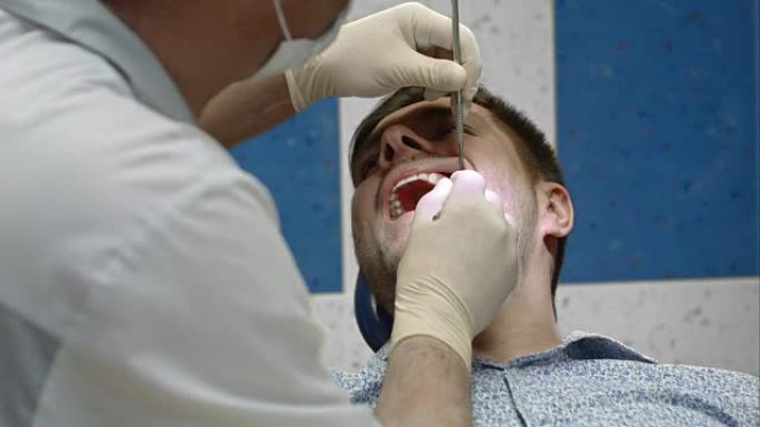 有客户牙齿视图的牙医