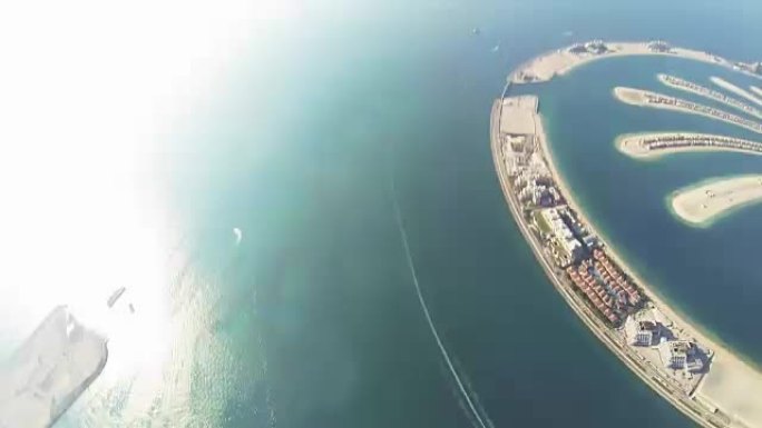 专业跳伞运动员在迪拜海岸上空跳伞。极。海洋。城市