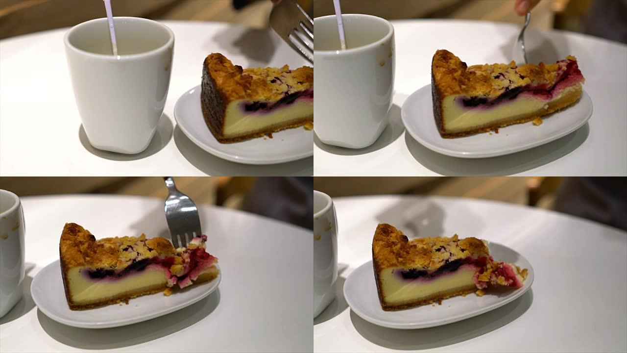 用叉子切一块蓝莓芝士蛋糕