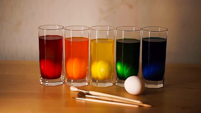 彩色厚玻璃酒杯中的五个复活节彩蛋