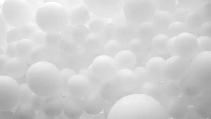 许多白色气球固定在一起