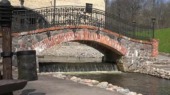 复古石桥拱和鸭子在流水中游泳。