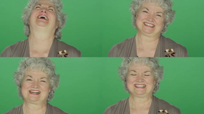 在绿屏工作室背景上，年长的女人笑着笑