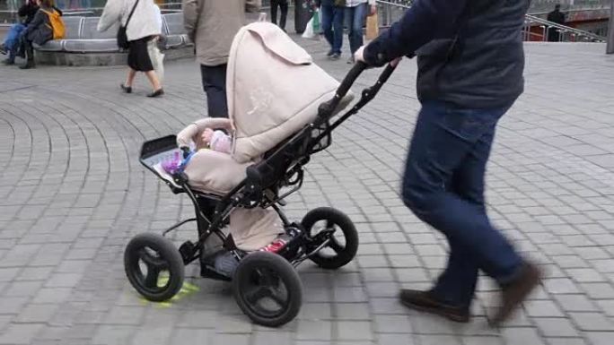 爸爸带着婴儿车散步