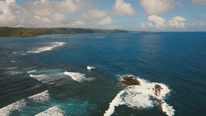 有热带岛屿、海滩、岩石和海浪的海景。菲律宾卡坦端内斯