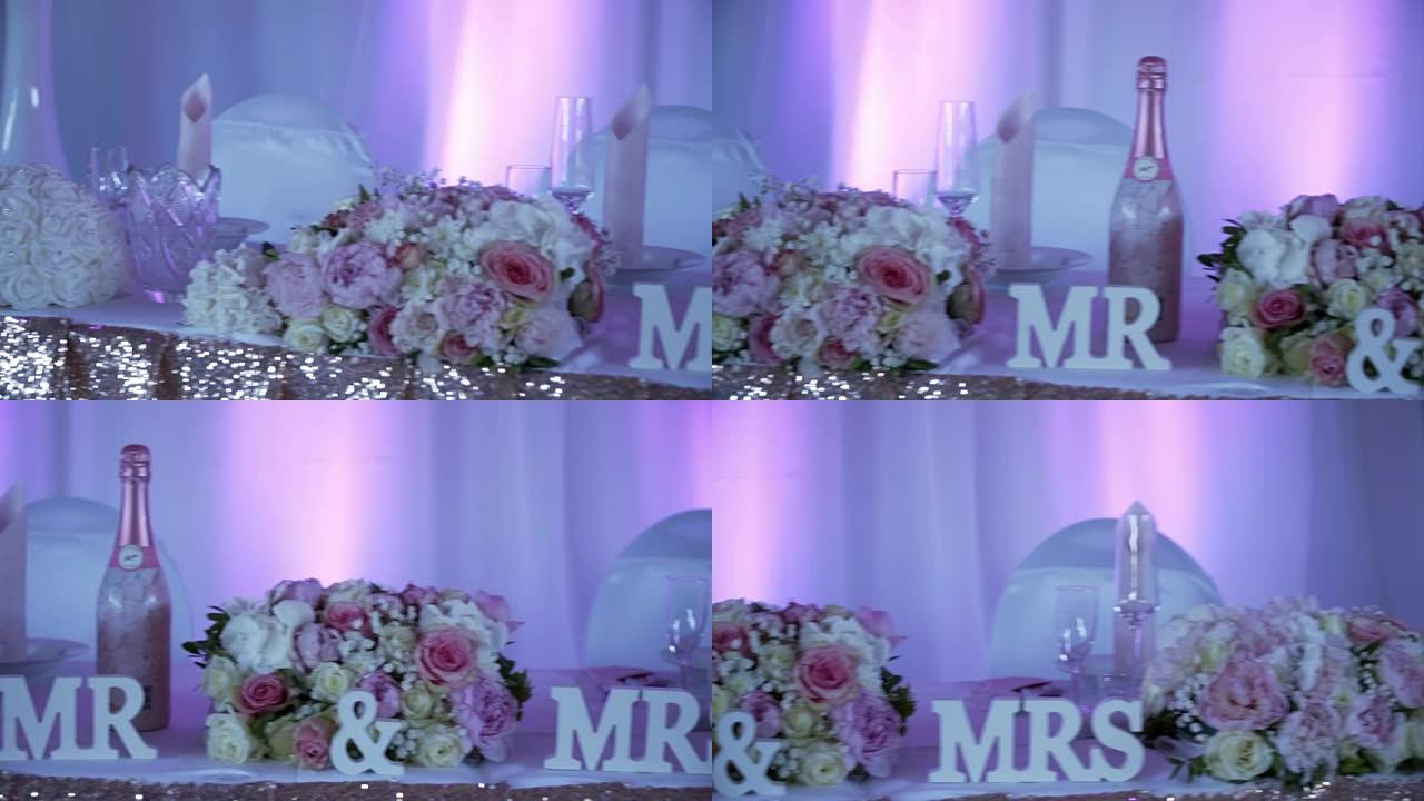紫色灯光下美丽的婚礼装饰大厅
