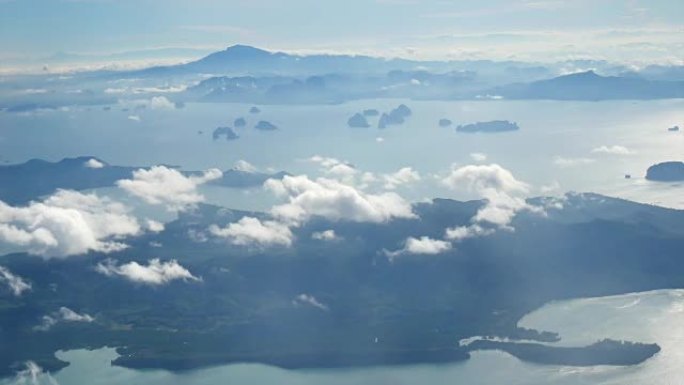 飞机的视野。飞机在云层中飞行。空中旅行概念。