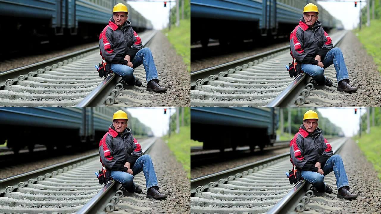 铁路工人坐在铁路线上