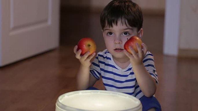 玩红苹果的开朗男孩