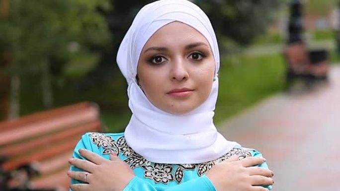 年轻的穆斯林女孩看着相机