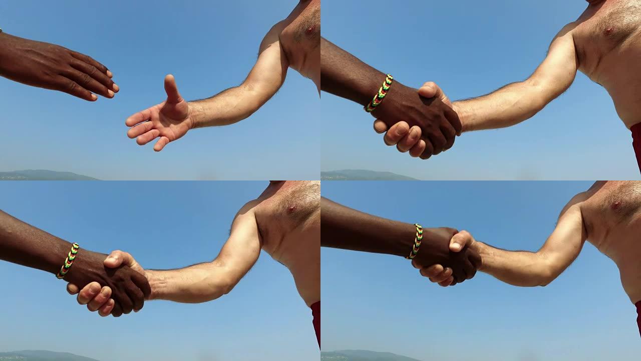 蓝天上两个面目全非的黑人和白人的握手。特写视图。平等