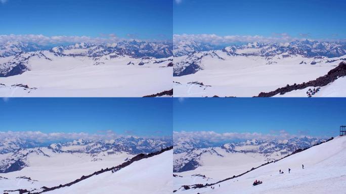 游客在雪山中，空中射击