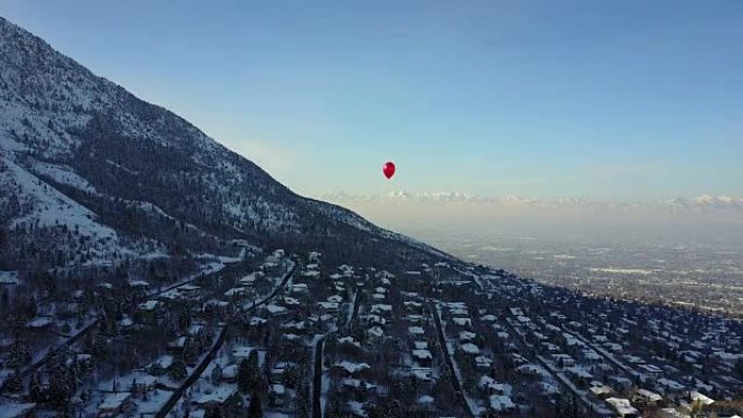 孤独的红色气球漂浮在城市上空