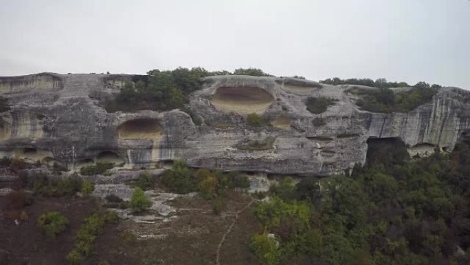 埃斯基-克尔曼的史诗鸟瞰图。古城Mangup羽衣甘蓝的废墟。多云的天空傍晚。克里米亚芒廷山。