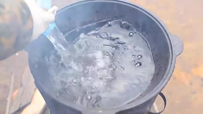 水被倒入大锅中
