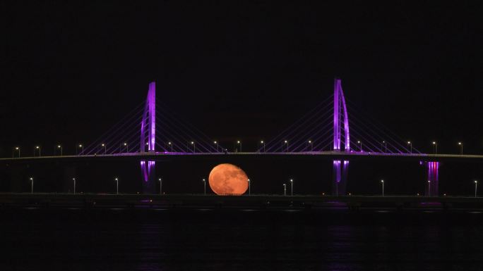 港珠澳大桥风帆塔海上升明月