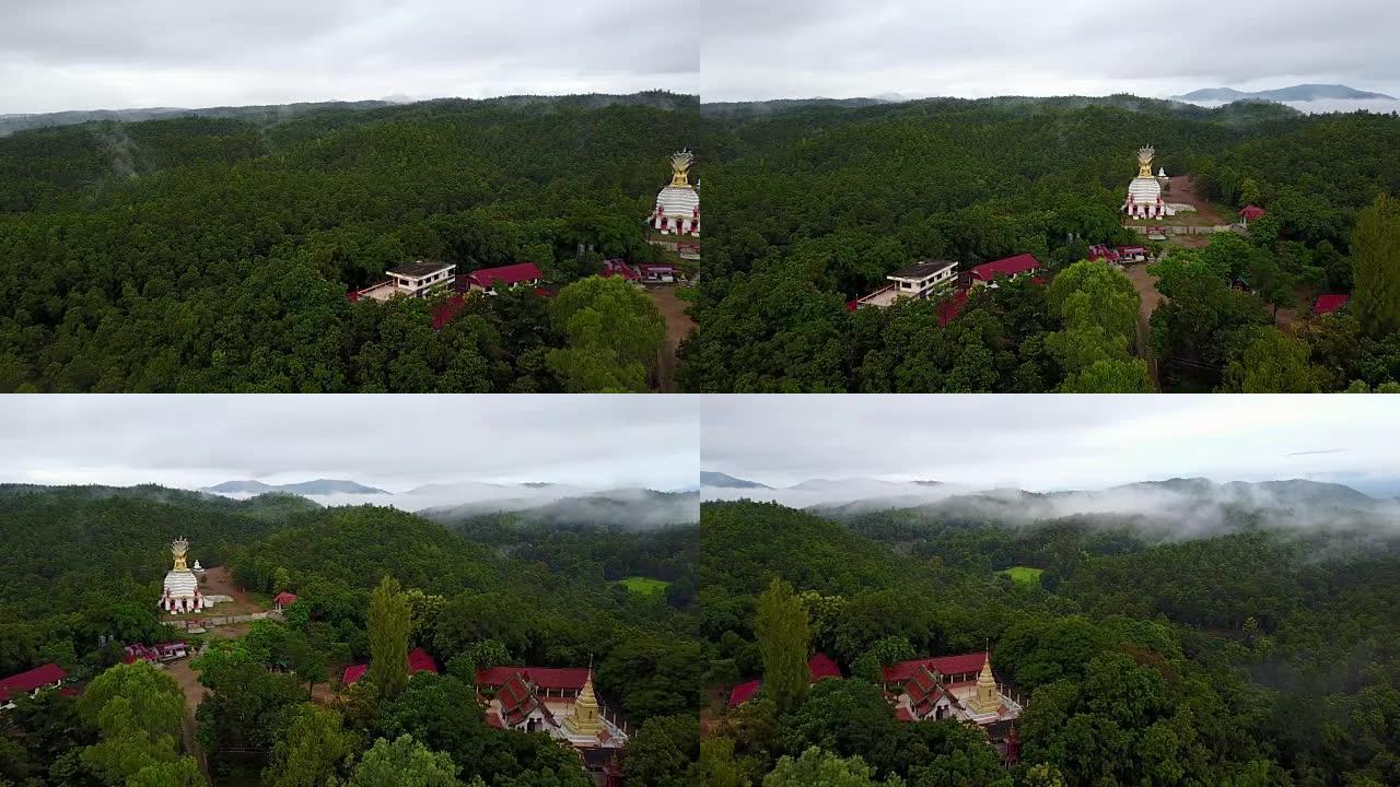 泰国清迈山上的鸟瞰图、Wat Doi Thum寺和晨雾。