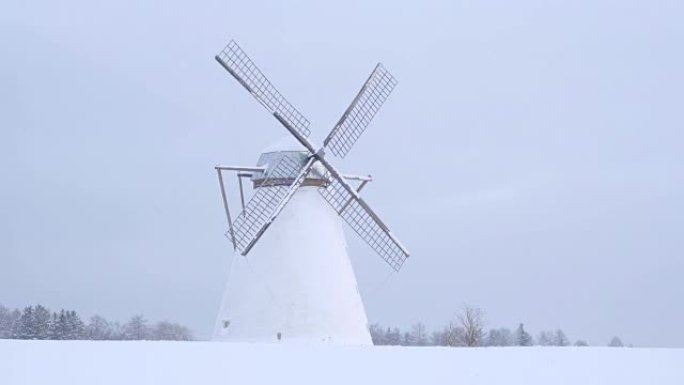 雪地里的非功能风车