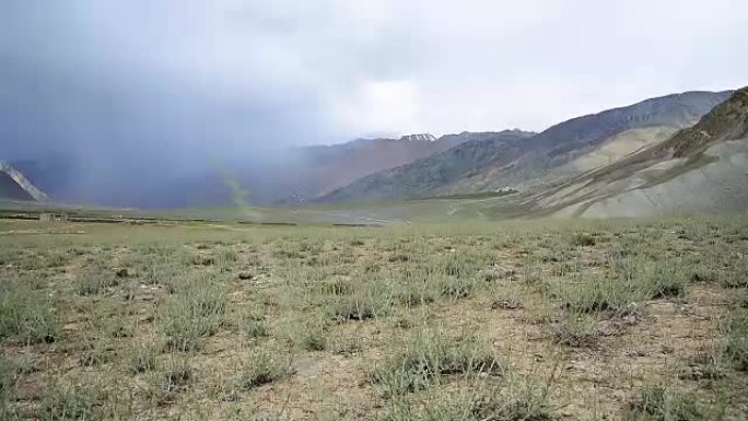 印度喜马拉雅山脉背景的草地上有风