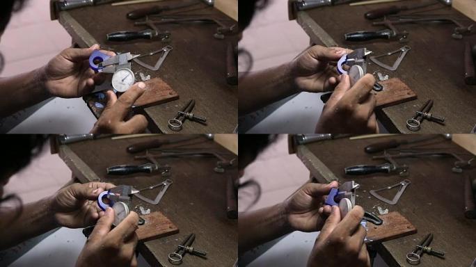 珠宝工匠使用游标卡尺标记和测量环形蜡模