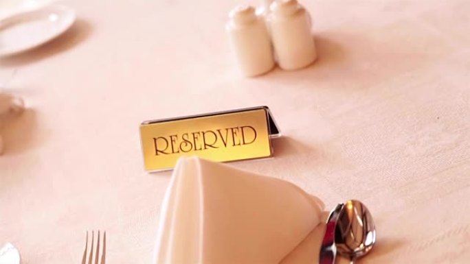 用白布在餐厅的桌子上站着一块刻有铭文的牌匾
