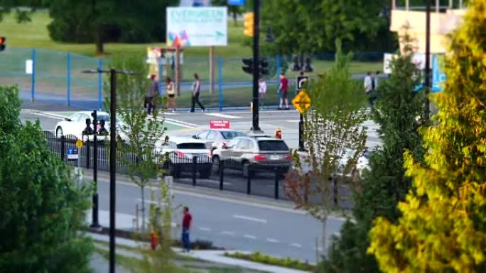 加拿大日活动繁忙的交通流量和人们走进公园的运动，具有微型效果
