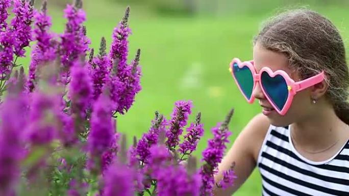 紫色花朵附近心形大眼镜的美丽女孩
