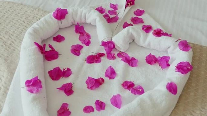 酒店给客人带来的惊喜。用毛巾和花瓣铺设的心。一个很棒的假期