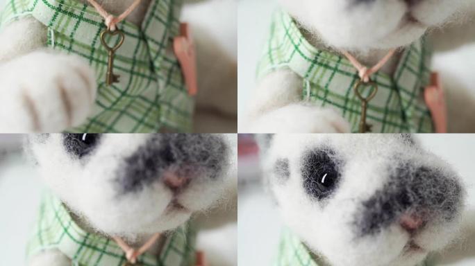 毛绒玩具白灰色兔子或兔子，如爱丽丝梦游仙境