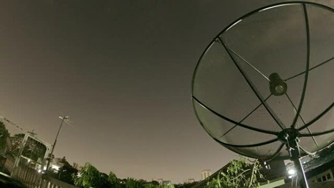 抛物线卫星接收器的夜空延时
