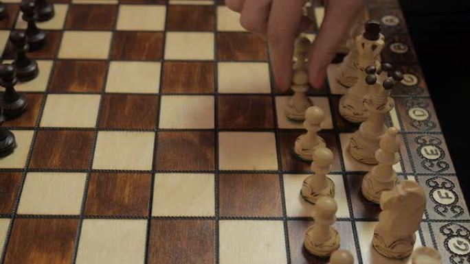 象棋。女棋手。第一步。运动中的全景。