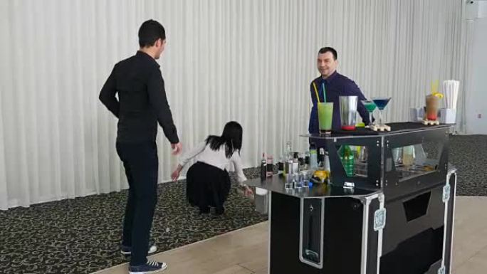 调酒师教女孩花式调酒技巧