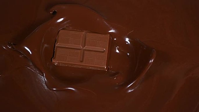 巧克力片剂落入牛奶巧克力，慢动作4K