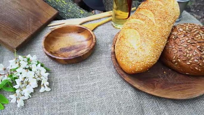 自制面包放在桌子上的木碗里。