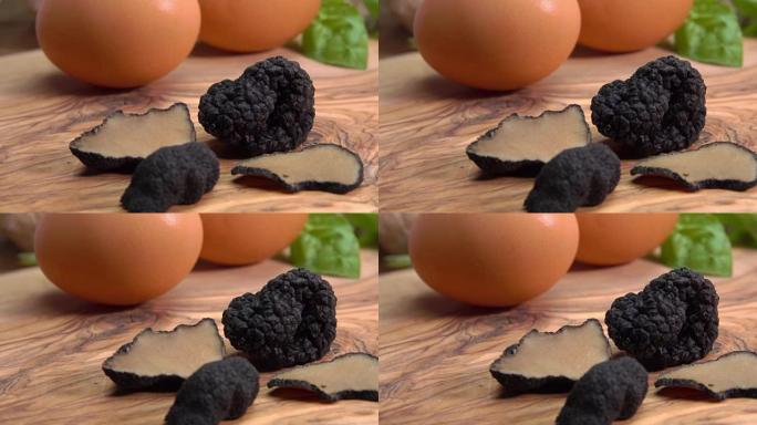 黑松露的切片和块茎躺在鸡蛋的背景上