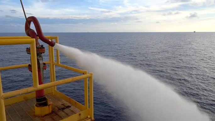 在海上油气平台上运行时，消防水炮，消防水泵的慢动作。