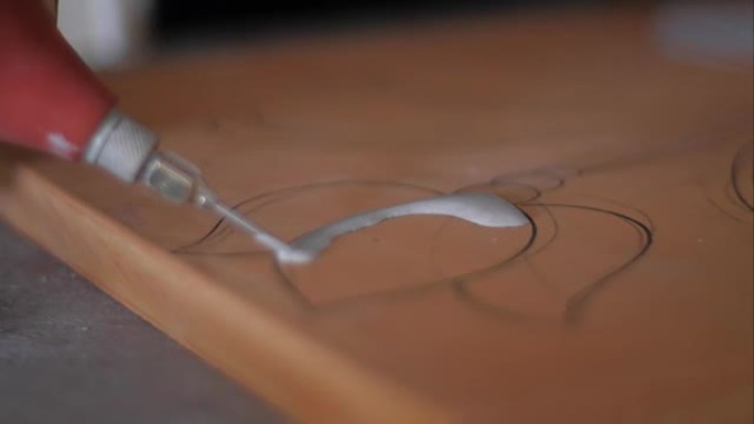 陶瓷制造商用橡胶灯泡细节填充兵马俑上的铅笔笔画
