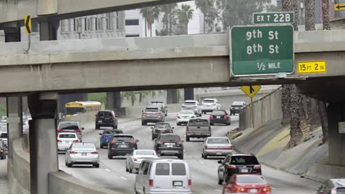 在洛杉矶市中心的110高速公路上，交通向南行驶时，交汇处的标志