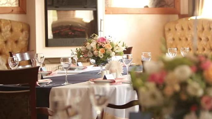 婚礼或生日餐厅室内装饰，白色和蓝色。接待和宴会前咖啡馆餐桌上的假日花店或玫瑰