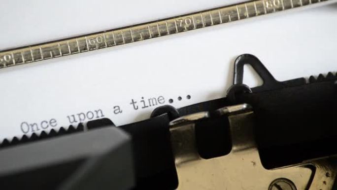 从前用一台旧的手动打字机键入表达式