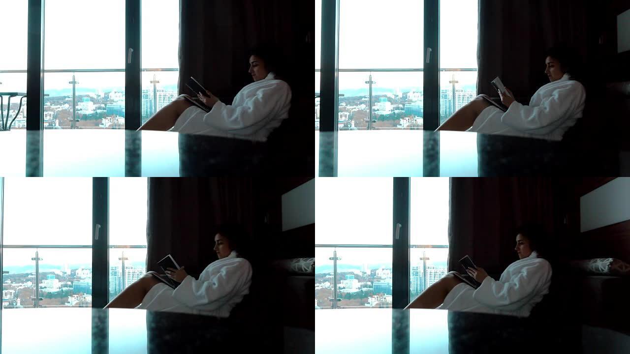 穿着睡袍的女人，酒店坐着看书