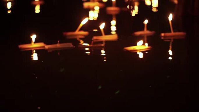 泰国清迈的Loi kathong节。数千个漂浮的装饰篮子和蜡烛向河女神致敬。满月之夜的泰国传统文化