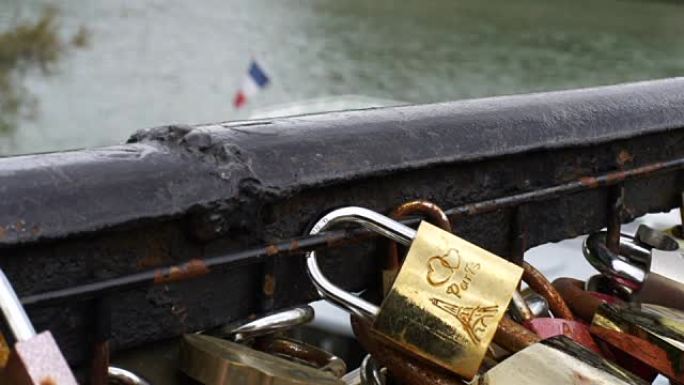 法国巴黎一座桥上的挂锁。法国国旗后面