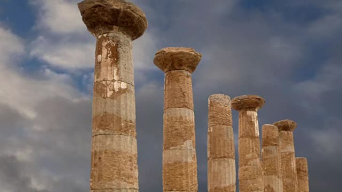 古希腊赫拉克尔斯神庙的遗迹 (公元前v-vi世纪)，西西里岛阿格里真托神庙谷。该地区被列入联合国教科