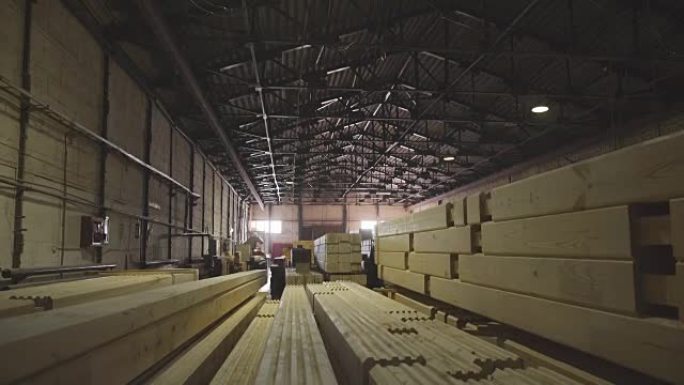 带有木材生产线的大型机库。木材工厂