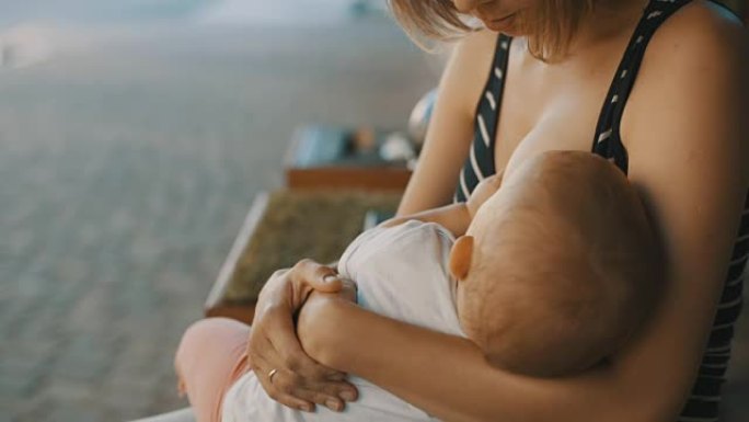 女人在公园里母乳喂养婴儿